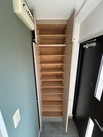 物件内観写真16　(便利な収納スペースです)