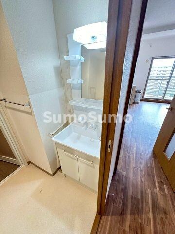 物件内観写真12　(明るい洗面所です)