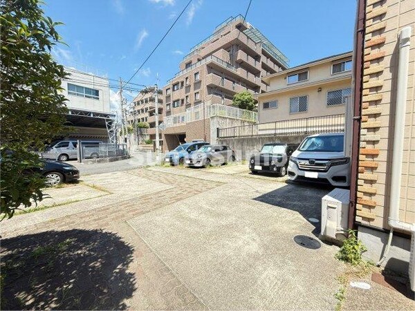 駐車場(車をお持ちの方に嬉しい駐車場付きの物件です)