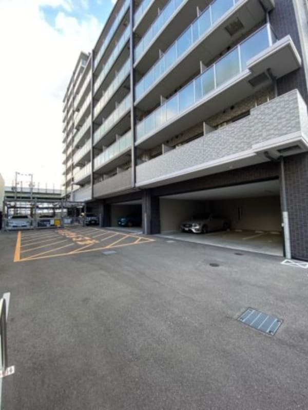 駐車場(ゆったりとした玄関です)