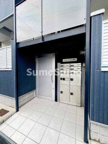 物件外観写真2　(落ち着いたエントランスです)