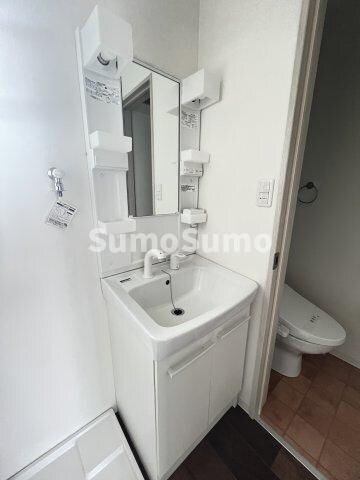 物件内観写真10　(広い洗面スペース)