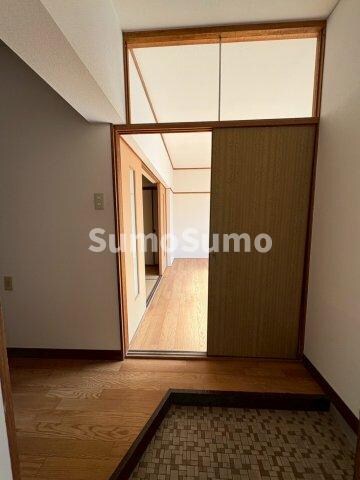 物件内観写真4　(落ち着いた玄関です)