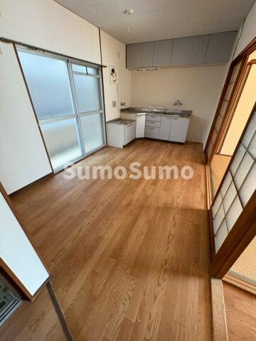 物件内観写真5　(こちらのリビングで趣味の時間をお楽しみください)