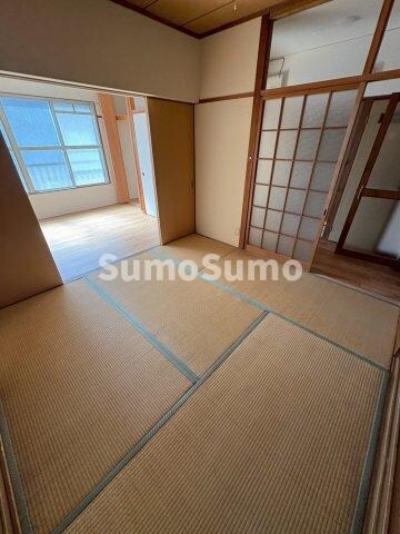 物件内観写真6　(畳の上でゆっくりとくつろげる和室です)