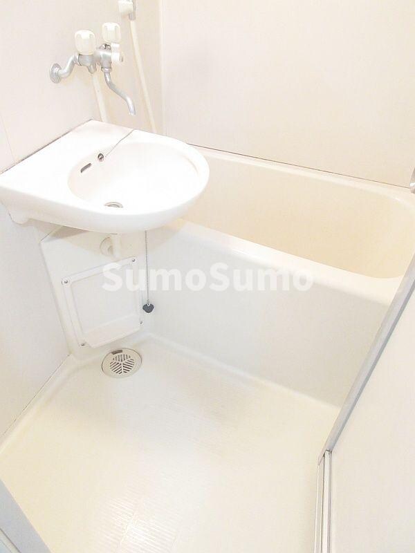 物件内観写真5　(日々の疲れを癒すお風呂付です)