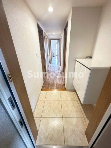 物件内観写真5　(収納もある玄関です)