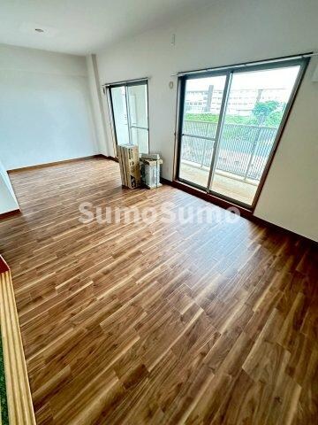 物件内観写真6　(こちらのリビングで趣味の時間をお楽しみください)