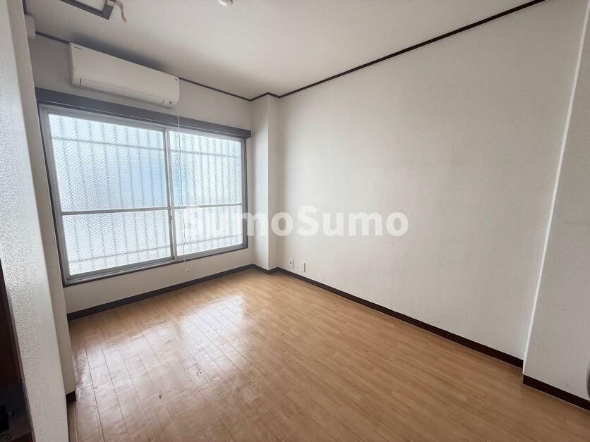 物件内観写真7　(落ち着いた色調の寝室です)