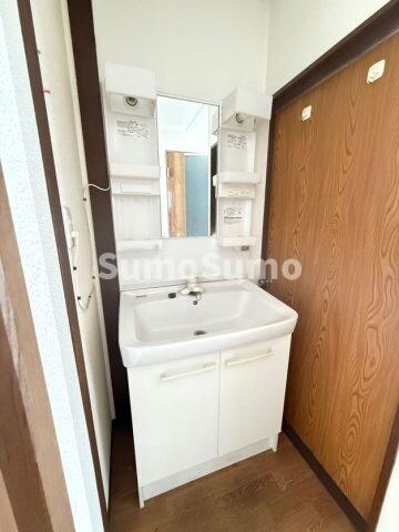 物件内観写真10　(ゆったりとスペースのある洗面所)