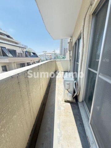 物件内観写真17　(開放的で明るい空間を演出してくれるバルコニーです)