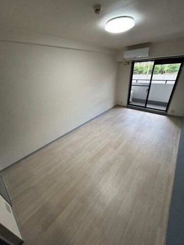 物件内観写真5　(開放的な寝室です)