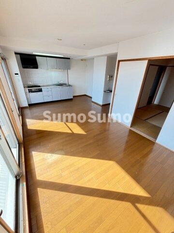 物件内観写真6　(ゆったりとした居間です)