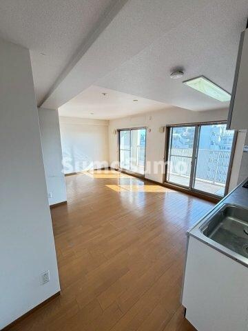 物件内観写真8　(こちらの居間で趣味の時間をお楽しみください)