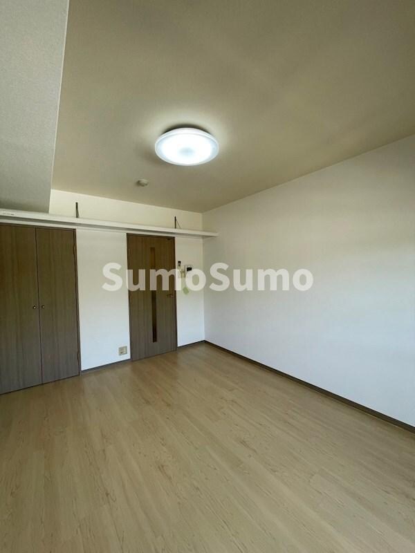 物件内観写真17　(個人の部屋や寝室として使える洋室です)