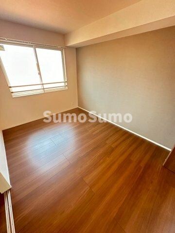 物件内観写真7　(広くて明るい寝室)