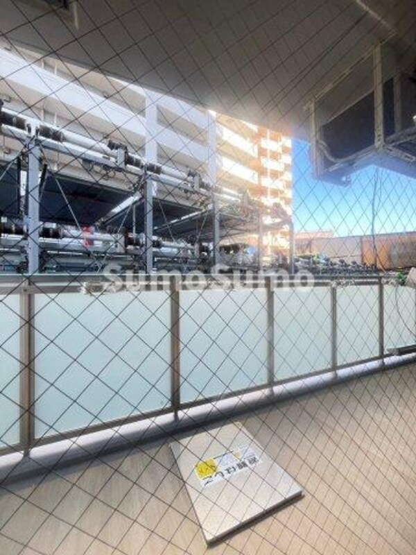 バルコニー(開放的で明るい空間を演出してくれるバルコニーです)
