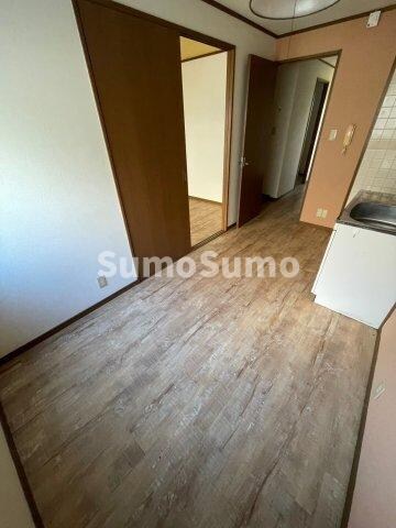 物件内観写真23　(ゆったりとした居間です)