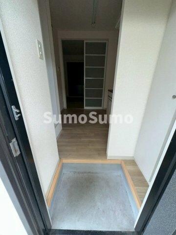 物件内観写真3　(明るい玄関です)