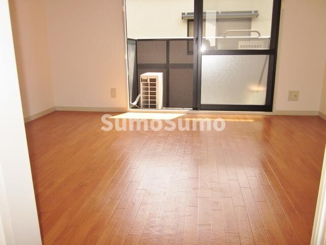 物件内観写真6　(開放的な寝室です)