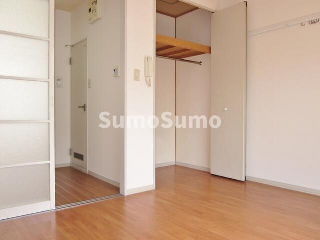 物件内観写真16　(落ち着いた色調の洋室です)