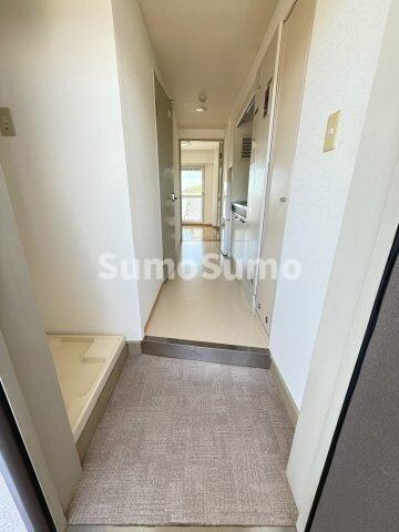 物件内観写真4　(収納もある玄関です)