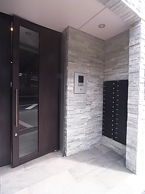 物件外観写真2　(落ち着いたエントランスです)