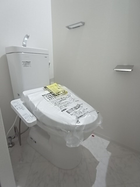 物件内観写真9　(ゆったりとした空間のトイレです)