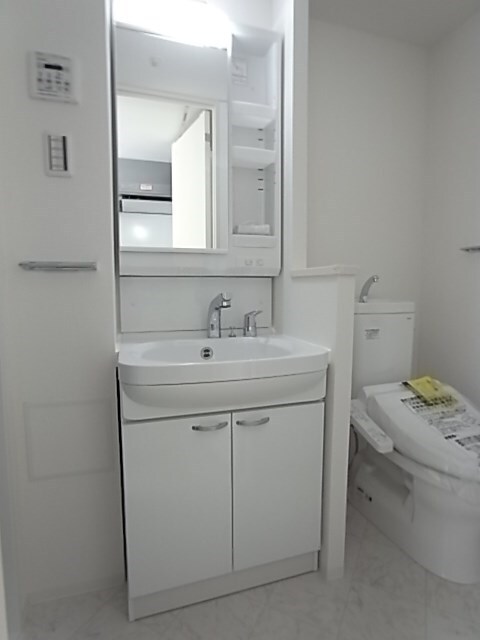 物件内観写真10　(独立洗面台、朝の身支度には欠かせません)