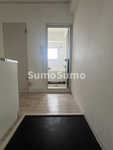 物件内観写真6　(明るい玄関です)