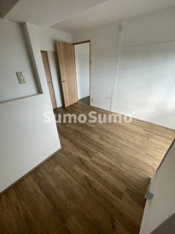 物件内観写真4　(広くて明るい寝室)