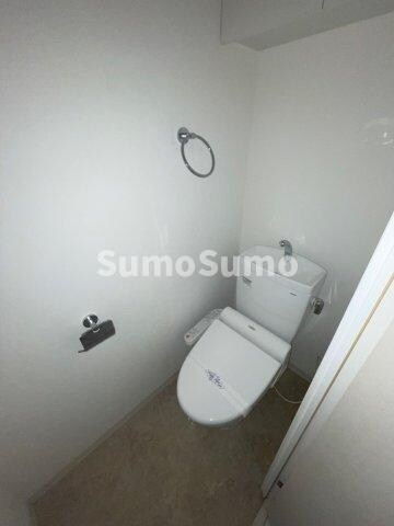 物件内観写真5　(落ち着いた色調のトイレです)