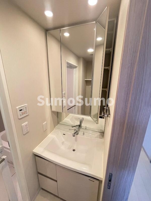 物件内観写真21　(朝の支度にも助かる、独立の洗髪洗面化粧台)