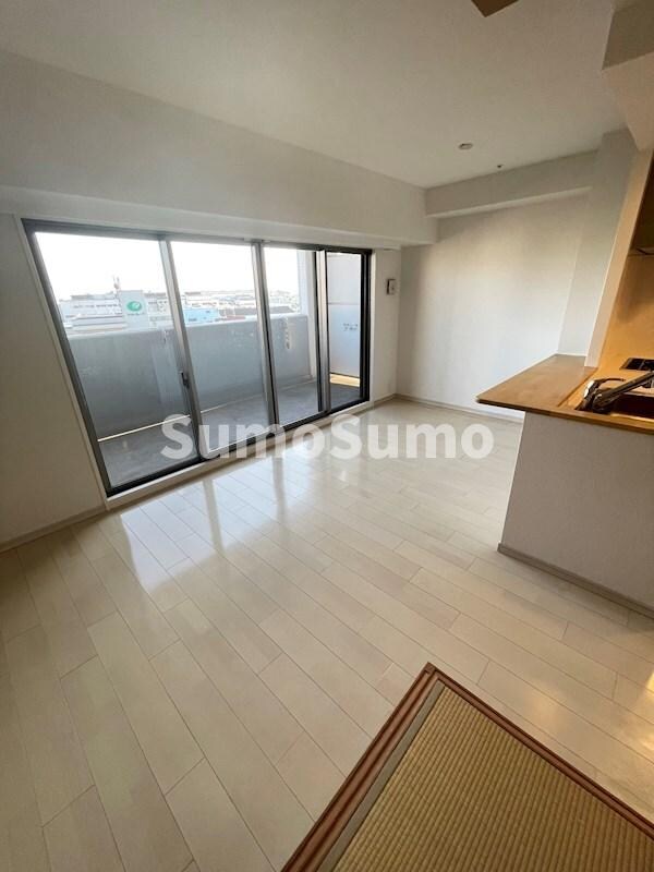 物件内観写真28　(ゆったりとした居間です)