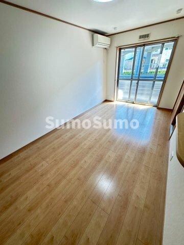 物件内観写真5　(ゆったりとした居間です)