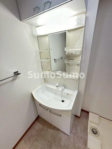 物件内観写真9　(ゆったりとスペースのある洗面所)