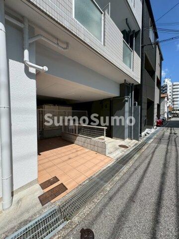 物件外観写真4　(ゆとりのあるエントランスです)