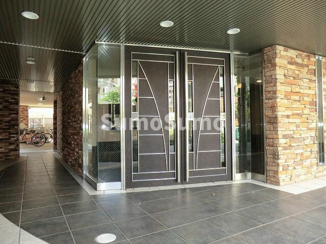 物件外観写真2　(清潔なエントランスです)