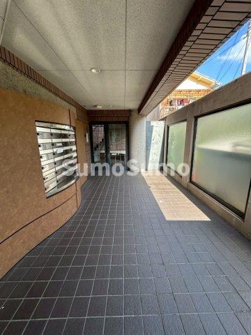 物件外観写真2　(落ち着いたロビーです)