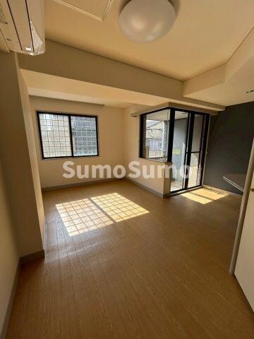 物件内観写真7　(落ち着いた色調の寝室です)