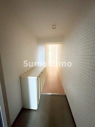 物件内観写真4　(明るい玄関です)