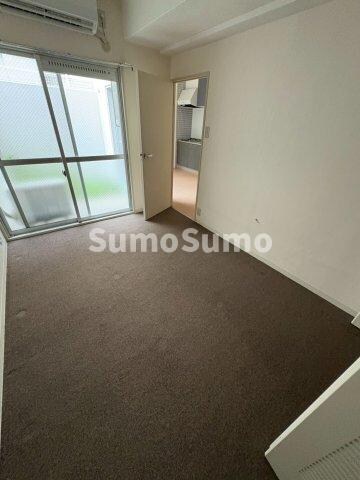 物件内観写真5　(ゆったりとしたリビングです)