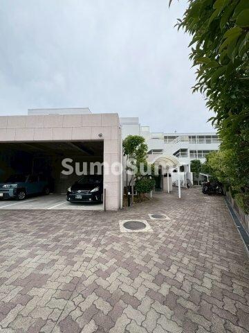 物件外観写真3　(駐車スペースもあります)