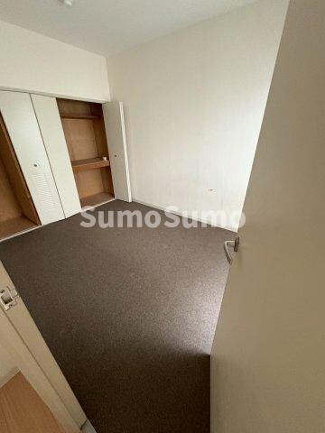 物件内観写真8　(落ち着いた色調の寝室です)