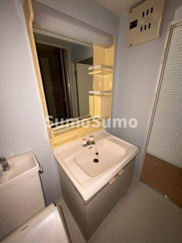 物件内観写真11　(明るい洗面所です)