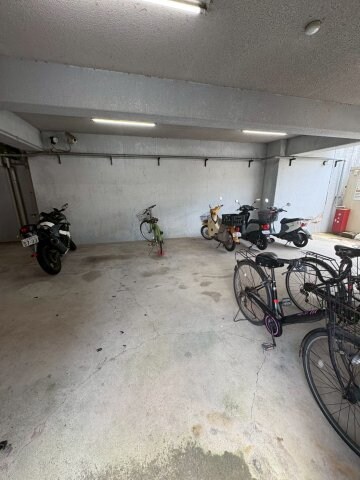 物件内観写真24　(車をお持ちの方に嬉しい駐車場付きの物件です)