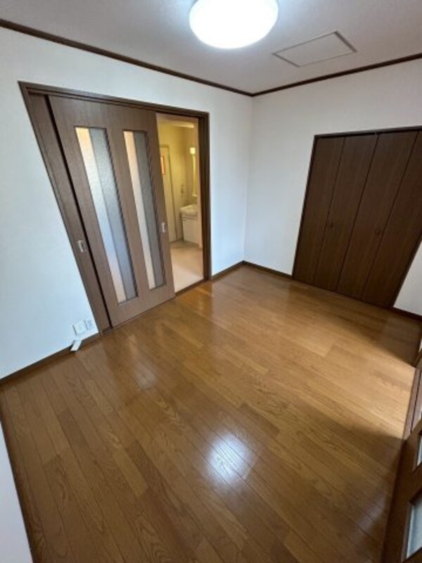 寝室(落ち着いて過ごせるお部屋なので、寝室にいかがでしょうか)