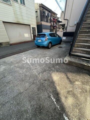 物件外観写真2　(車をお持ちの方に嬉しい駐車場付きの物件です)