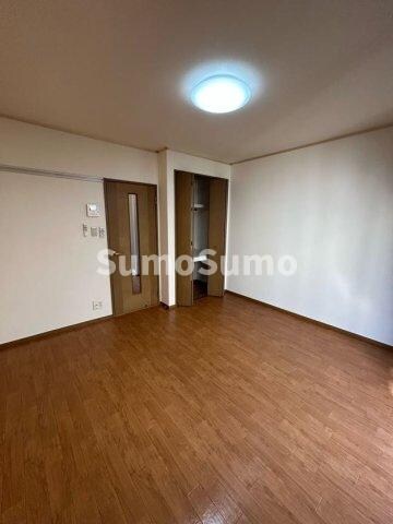 物件内観写真7　(開放的な寝室です)