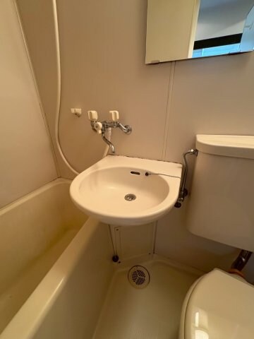 物件内観写真12　(独立洗面台、朝の身支度には欠かせません)